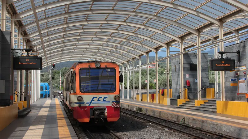 Automotrice ADe25 della Circumetnea alla stazione di Adrano Nord