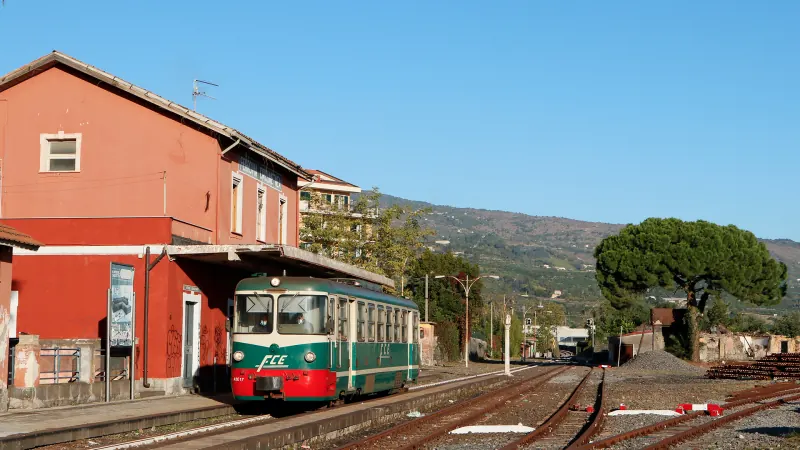 Automotrice ADe17 della Circumetnea alla stazione di Giarre
