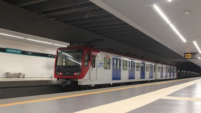 Treno della metropolitana di Catania (M88 01) alla stazione Giovanni XXIII