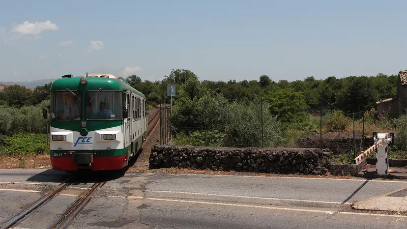 Automotrice ADe19 della Circumetnea al passaggio a livello di Randazzo