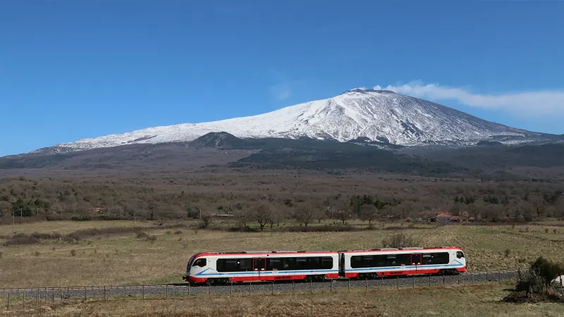 Il Vulcano DMU 004 della Circumetnea a Roccacalanna con l'Etna innevato