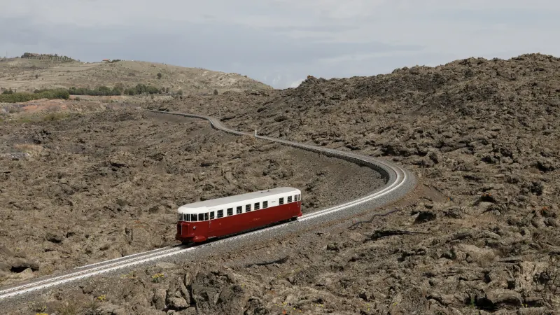 Automotrice ALn56.06 della Circumetnea sulla sciara di Bronte, vista dall'alto